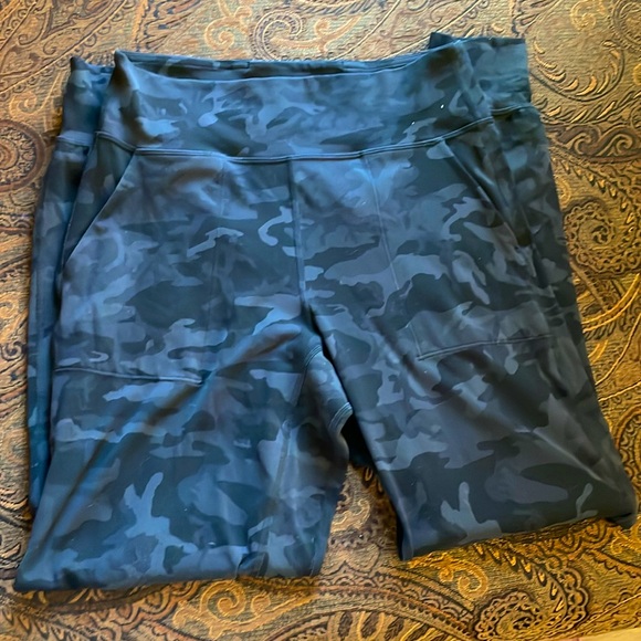 Lululemon Camo Joggers Size 8 - Picture 3 of 3